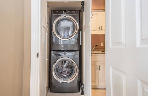Guelph House | 3bd McArthur · Executive 2500 sqft Bungaloft w/ Fp