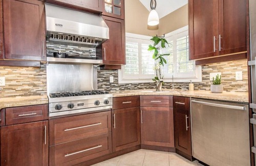 Guelph House | 3bd McArthur · Executive 2500 sqft Bungaloft w/ Fp