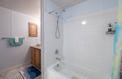 Britannia Beach House | 3BD Mountain Cottage Parking Fireplace BBQ