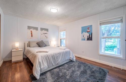 Britannia Beach House | 3BD Mountain Cottage Parking Fireplace BBQ