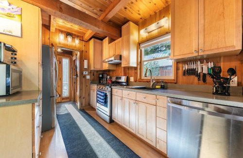 Tahoe City House | 3BD Retreat - 5 Min to Beach Trails & Town