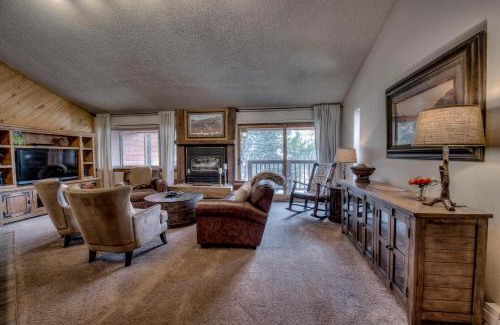Four O'Clock House | 3bd Ski-in Top Floor &Walk to Main Street