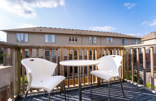 Kitchener House | 3BD Townhouse-Wifi-Kitchen-Patio