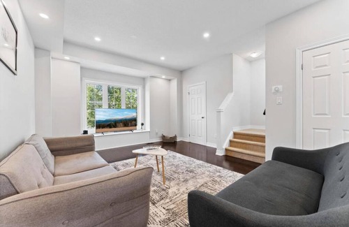Kitchener House | 3BD Townhouse-Wifi-Kitchen-Patio