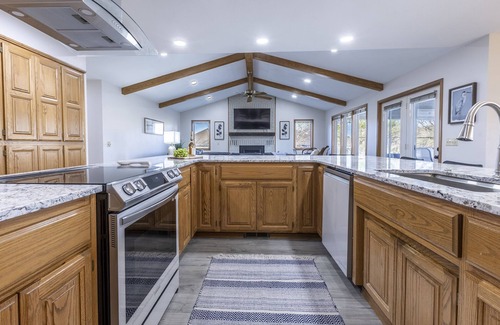 Bella Vista House | 3bd Tranquil Lakefront Escape, Private Dock