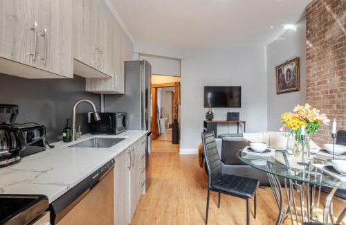Downtown Montreal Apartment | 3BDR Penthouse, Rooftop and BBQ in Crescent