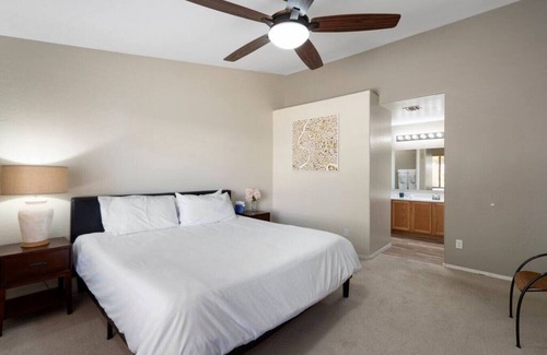 South Mountain House | 3BDRM home |KING bed|Private backyard|WFH