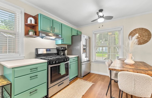 Clawson House | 3bed/2ba Boho Bungalow Blocks from Clawson Downtown