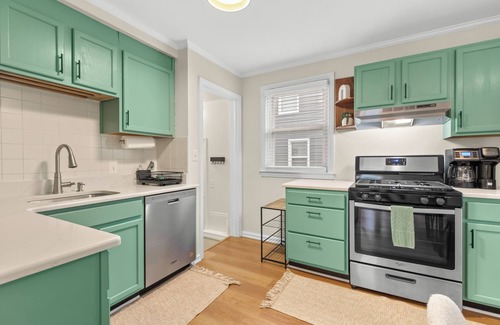 Clawson House | 3bed/2ba Boho Bungalow Blocks from Clawson Downtown