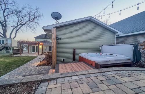 Cedar Falls House | 3Bed 2Bath Outdoor Oasis, Fenced Yard, HOT TUB!