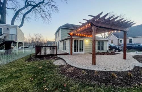Cedar Falls House | 3Bed 2Bath Outdoor Oasis, Fenced Yard, HOT TUB!
