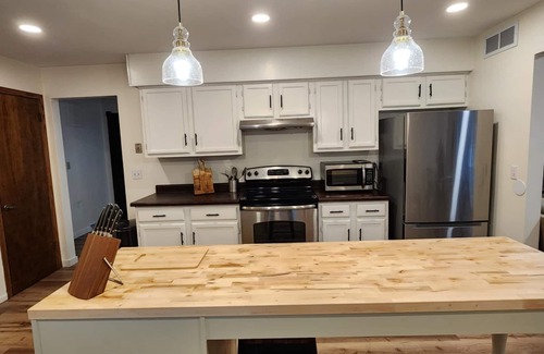Roscoe House | 3Bed 3 Bath Home with Indoor Pool -Your Perfect Getaway!nnn