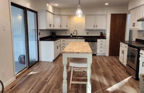 Roscoe House | 3Bed 3 Bath Home with Indoor Pool -Your Perfect Getaway!nnn