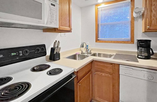 Des Moines Apartment | 3Bed Cozy House in Quiet Neighborhood