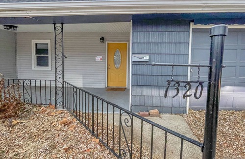 Des Moines Apartment | 3Bed Cozy House in Quiet Neighborhood