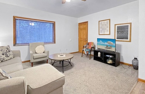 Des Moines Apartment | 3Bed Cozy House in Quiet Neighborhood