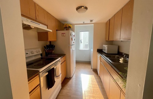 Pontiac Condo | 3Bed Fully Furnished Long Term