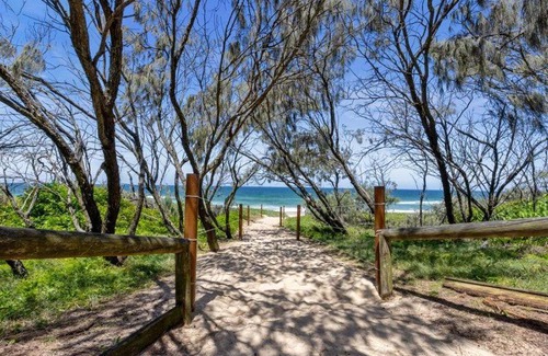 Buddina Apartment | 3Bed Ocean views with Pool