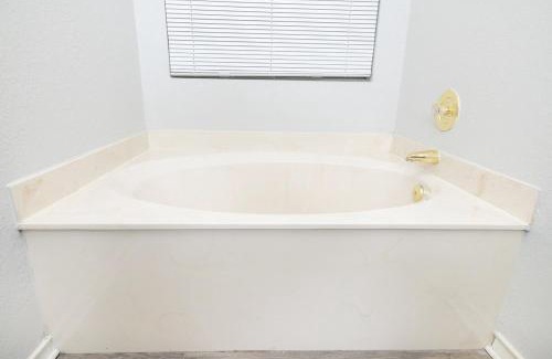 San Antonio House | 3Bed2bath at the Medical Center-UTSA, Sea world, airport