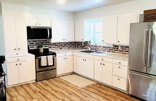 Hico House | 3BR, 1.5BA with covered parking minutes from downtown.