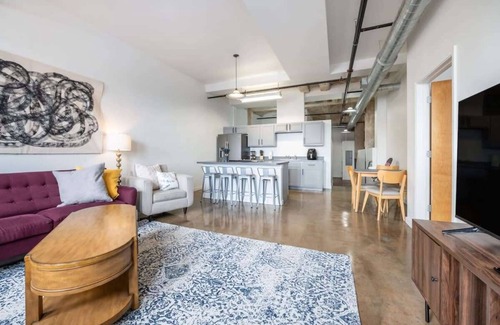 Crossroads Arts District Apartment | 3BR/2BA Iconic Lux Loft With Gym