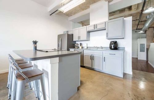 Crossroads Arts District Apartment | 3BR/2BA Iconic Lux Loft With Gym