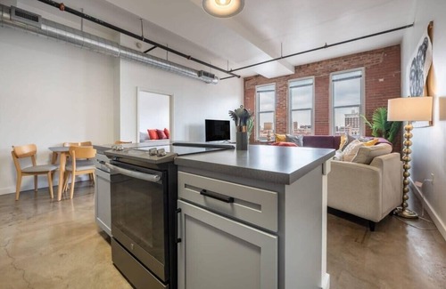 Crossroads Arts District Apartment | 3BR/2BA Iconic Lux Loft With Gym