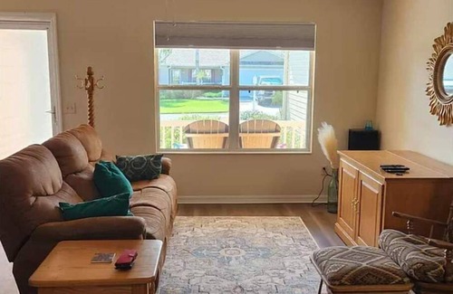 Woodbury House | 3BR 2Ba in Maplesong