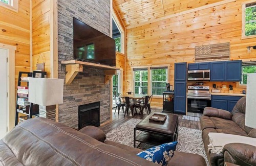 Zoe Cabin | 3BR 2BA w/King Bed/Hot Tub in Heart of RRG