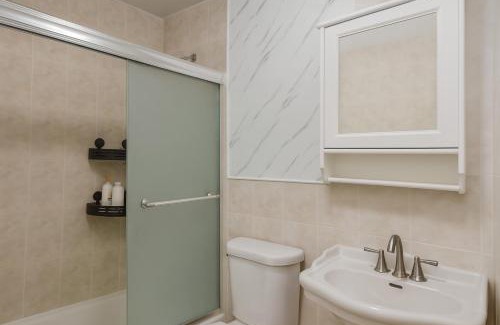 Soundview Apartment | 3BR & 2Bath Bronx Stay-Private Suite-Parking