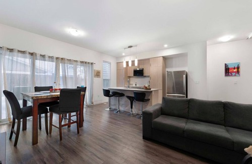Barrie House | 3BR 2bth home@Barrie10min toCentennial beachnnEntire townhouse in Barrie,Ontario