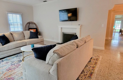 Orwin Manor House | 3BR - 3BA : Location, Location, Location : Rose Isle/Beverly Shores Neighborhood