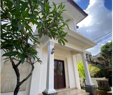 Bukit House | 3BR 3BA Nyoman House near GWK Cultural Park and best beaches