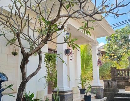 Bukit House | 3BR 3BA Nyoman House near GWK Cultural Park and best beaches
