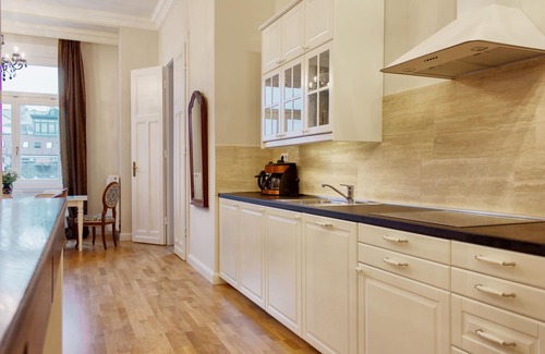 Terezvaros Apartment | 3BR 3BHR with AC at OPERA