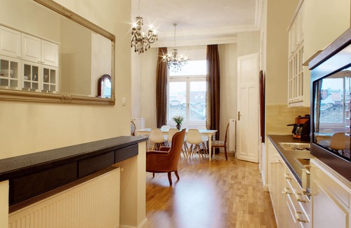 Terezvaros Apartment | 3BR 3BHR with AC at OPERA