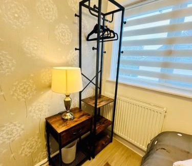 Nottingham House | 3BR, 6 x FREE off street parking, CCTV,Perfect for business Trip & Families holiday & working proffesional-long term,M1 J25-10Min ,WI-Fi 500Mb,Netflix,Secure Huge Private garden,Fully equiped kitchen,Few local shops- Peaceful & Convenient,