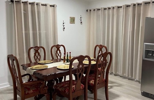 Waukegan Apartment | 3BR Apartment, Split level house, in Waukegan, 7min. to The Naval Base with WiFi