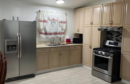 Waukegan Apartment | 3BR Apartment, Split level house, in Waukegan, 7min. to The Naval Base with WiFi