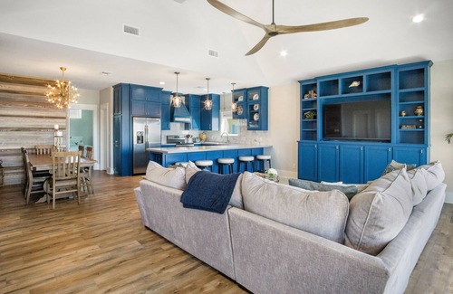 Crystal Beach House | 3BR Beachfront Escape | Ocean Views, Tiki Bar & BBQ