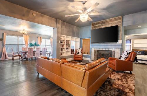 North San Antonio - SAT House | 3BR Charming House with BBQ & Near Pearl District