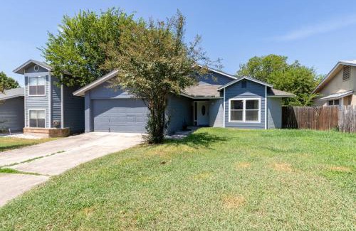 North San Antonio - SAT House | 3BR Charming House with BBQ & Near Pearl District