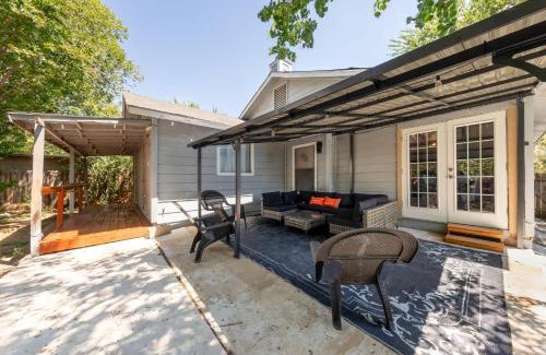 North San Antonio - SAT House | 3BR Charming House with BBQ & Near Pearl District