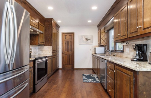Emerald Isle House | 3BR Cottage Nestled in Live Oaks – Private Retreat w/Oceanfront Parking