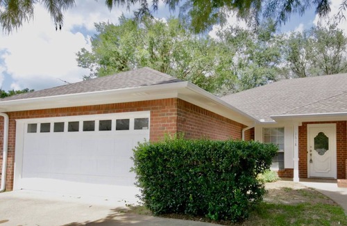 Tyler House | 3br duplex centrally located!