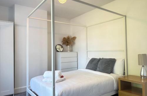 Crawley House | 3BR Home Away From Home - Free Parking - Near LGW Airport