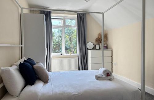 Crawley House | 3BR Home Away From Home - Free Parking - Near LGW Airport