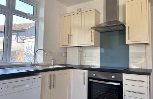 Crawley House | 3BR Home Away From Home - Free Parking - Near LGW Airport