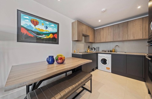 High Barnet House | 3BR House in Prime Barnet Location with Driveway