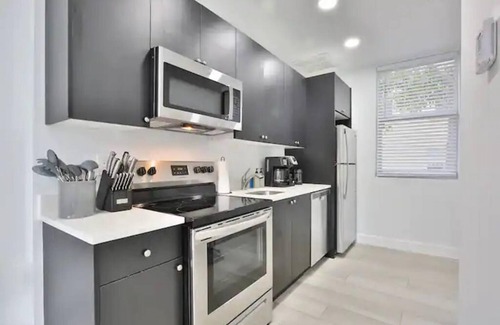 Gillespie Park House | 3BR House Near Downtown Siesta Key w Backyard